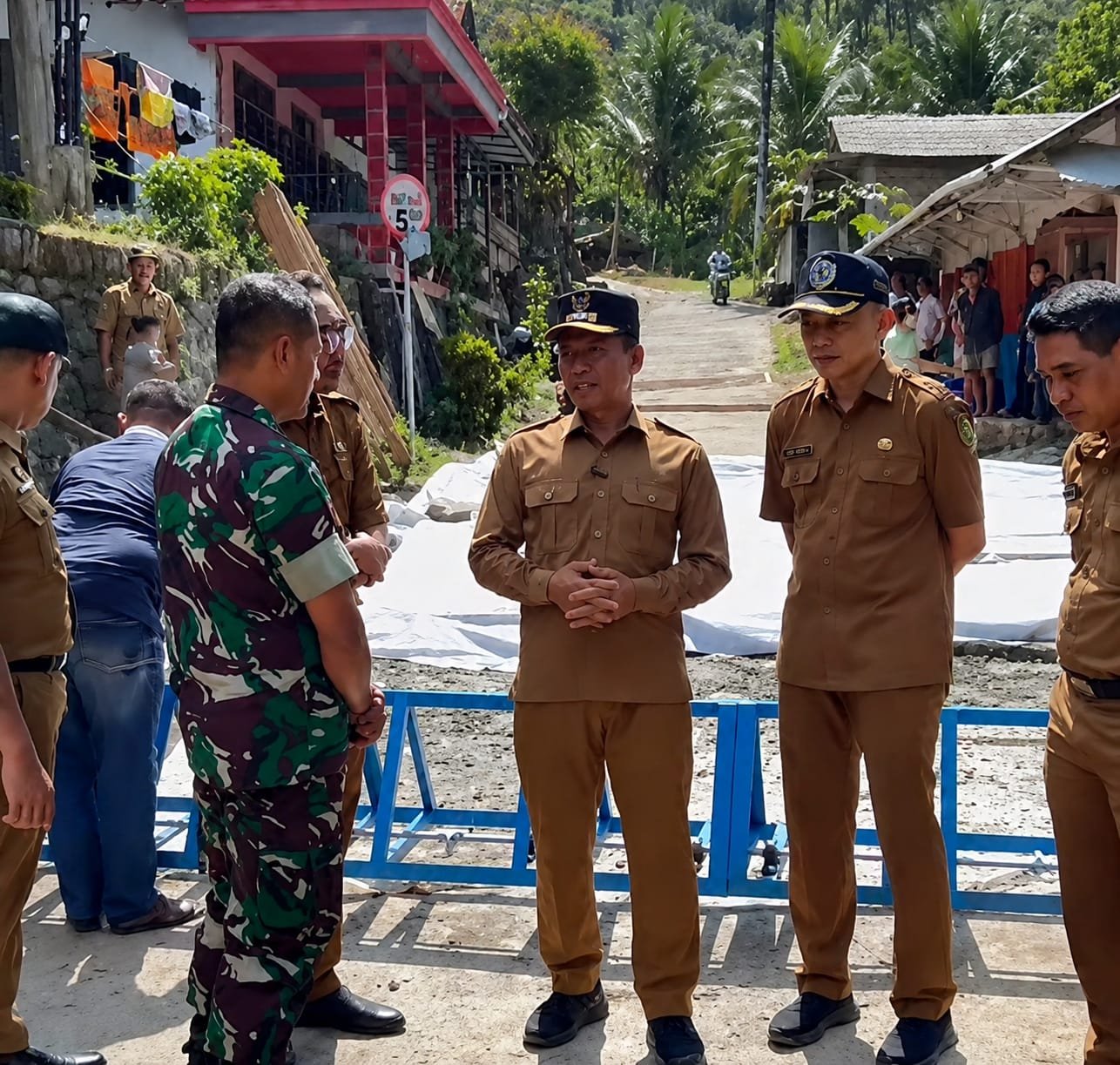 Plt Bupati Tulungagung, Ahmad Baharudin, didampingi Kepala Dinas PUPR Tulungagung, Erwin Novianto, Kabag Pembangunan Farid Abadi, Kepala Desa Wonorejo, serta jajaran Forkopimcam Pagerwojo