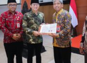 Bupati Trenggalek Serahkan SK Pensiun Sekda Edy, Sampaikan Pesan Menyentuh