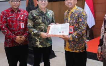 Bupati Trenggalek Serahkan SK Pensiun Sekda Edy, Sampaikan Pesan Menyentuh