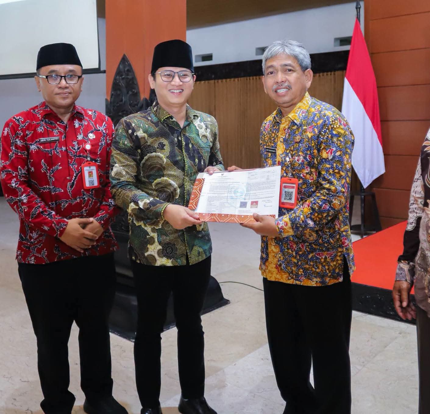 Bupati Trenggalek Serahkan SK Pensiun Sekda Edy, Sampaikan Pesan Menyentuh
