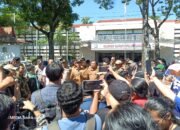 Plt Bupati Tulungagung Ahmad Baharudin saat menemui Ribuan warga Tulungagung menggelar aksi damai