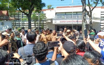 Plt Bupati Tulungagung Ahmad Baharudin saat menemui Ribuan warga Tulungagung menggelar aksi damai