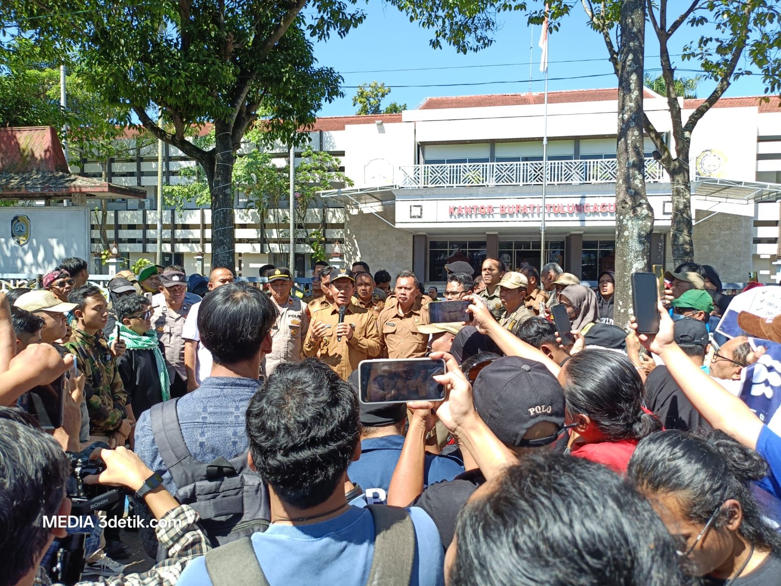 Plt Bupati Tulungagung Ahmad Baharudin saat menemui Ribuan warga Tulungagung menggelar aksi damai