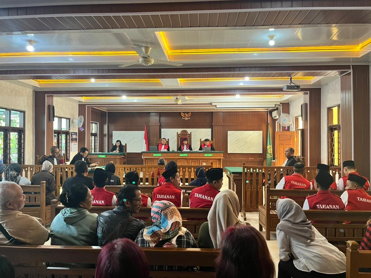 Suasana sidang Kasus Penggelapan Rp15 Juta, Ketua SLJ Nganjuk Dijatuhi Hukuman 1 Tahun