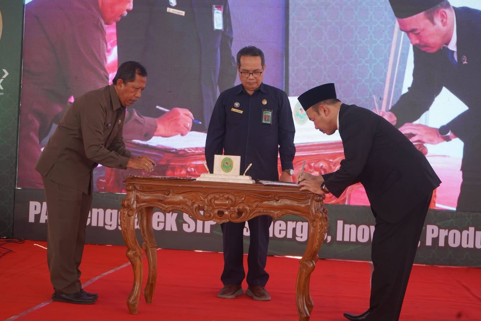 Penjabat Sekda Trenggalek, ST. Triadi Admono, menandatangani nota kesepahaman bersama Pengadilan Agama Trenggalek