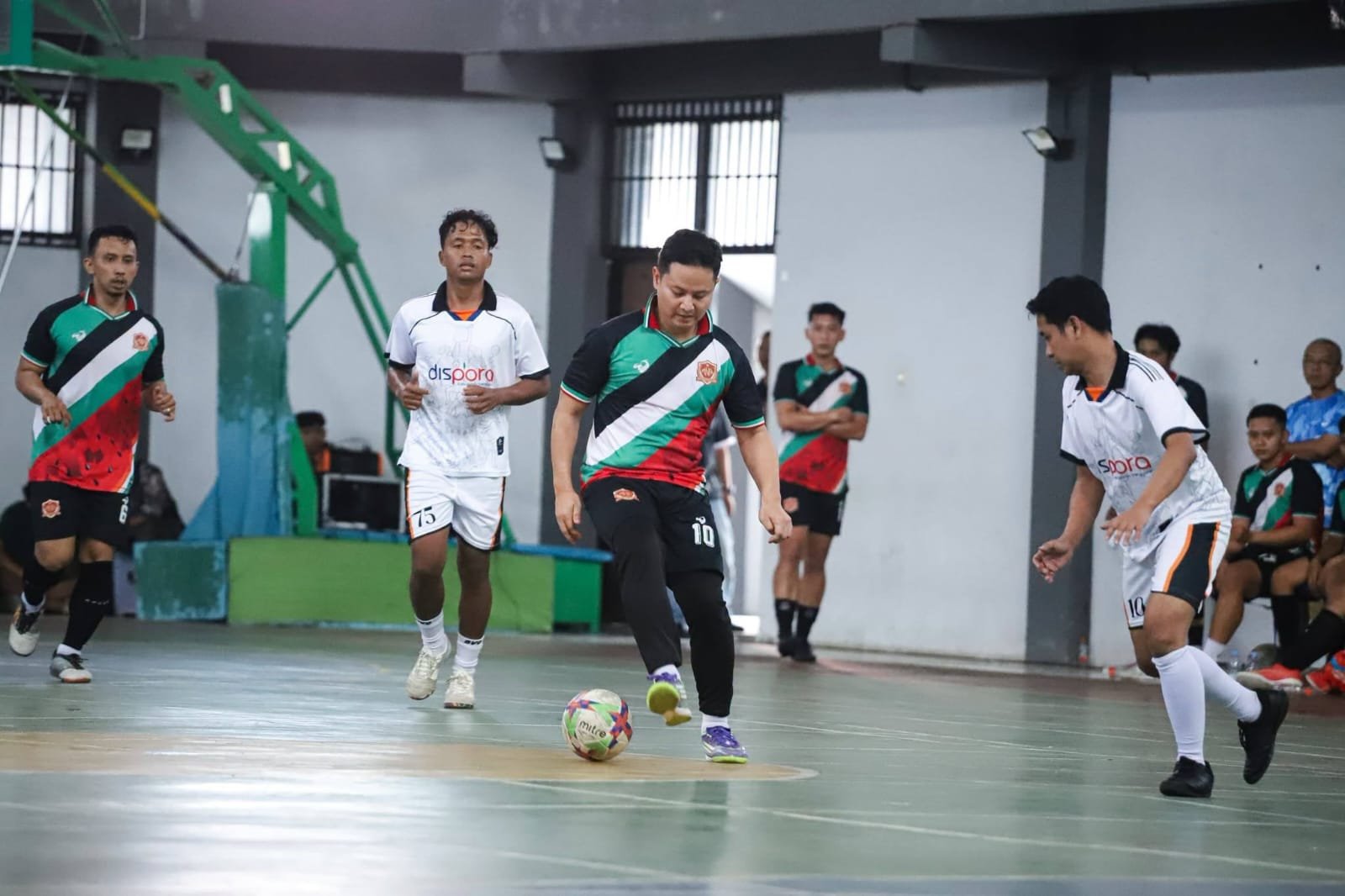 laga persahabatan antara Alun-Alun FC melawan GOR Gajah Putih FC