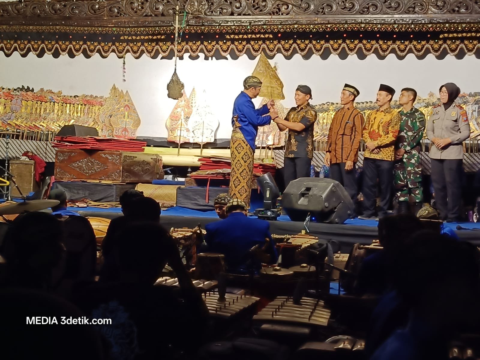 Plt Bupati Tulungagung Ahmad Baharudin didampingi Kepala desa Ngranti Yulianto dan dalang Eko presdianto