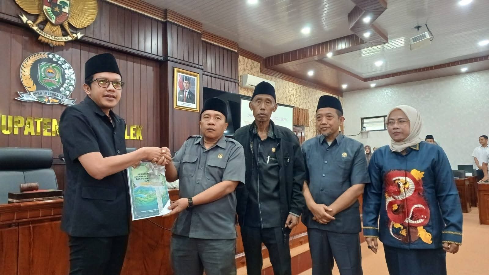 Suasana Rapat paripurna DPRD Trenggalek, Wakil Bupati Syah Mohamad Natanegara menyampaikan Nota Penjelasan KUA dan PPAS 2027