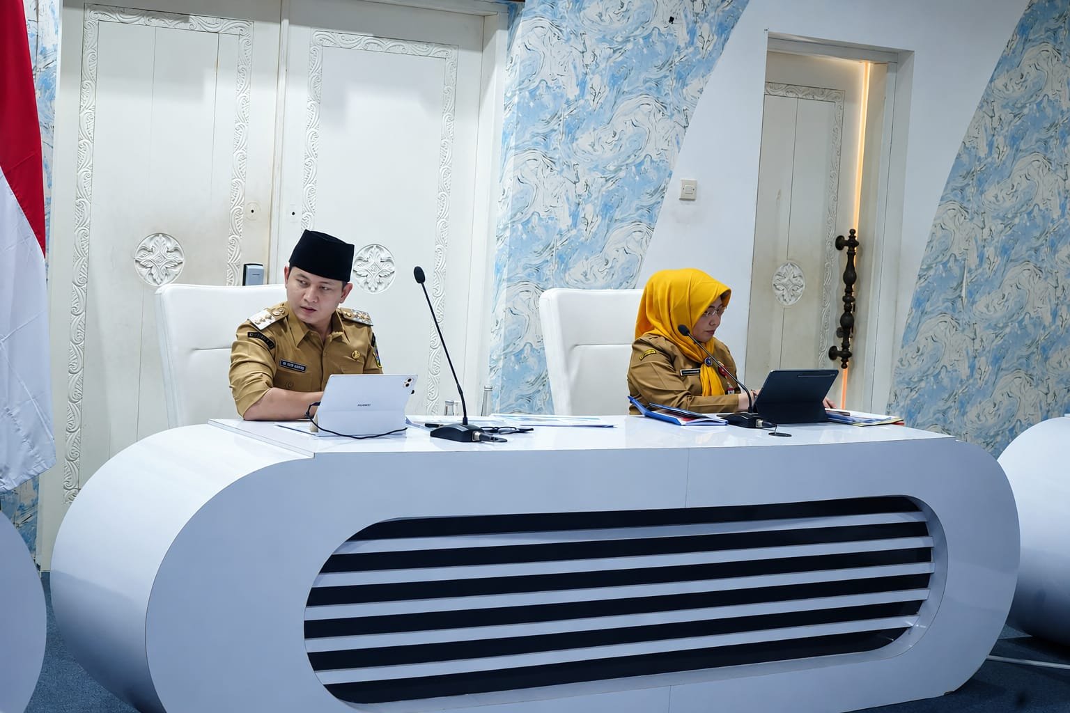 Bupati Trenggalek Mochamad Nur Arifin dan Asisten Perekonomian Cusi Kurniawati