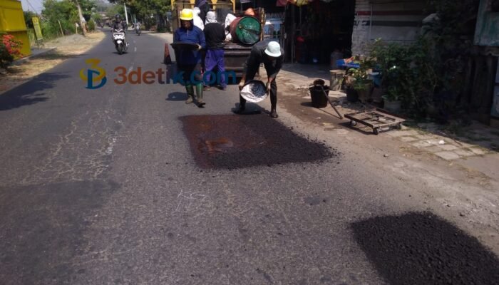 Dinas PUPR Tulungagung Gerak Cepat Tambal Jalan Kedungsoko-Gesikan, Gunakan Aspal Coldmix