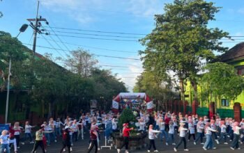 Pj Sekda Trenggalek, ST. Triadi Admono mengikuti Senam Semarak Bersama DWP Trenggalek tersebut sekaligus memeriahkan Car Free Day