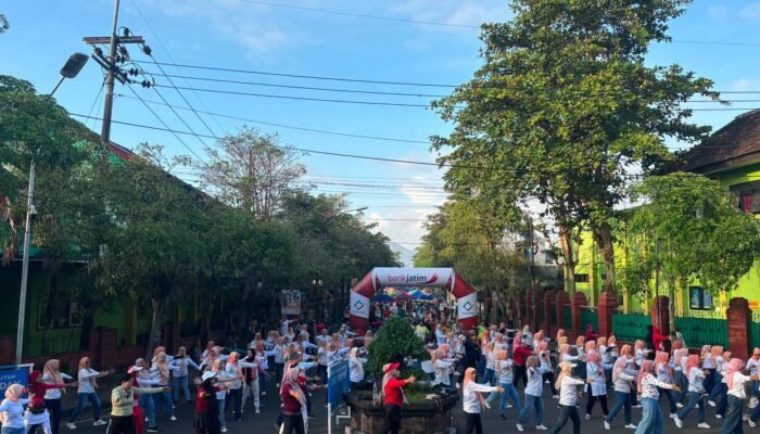 Senam Bareng DWP Trenggalek di Alun-Alun, Pj Sekda Ajak Warga Jaga Kebugaran hingga Borong Produk UMKM