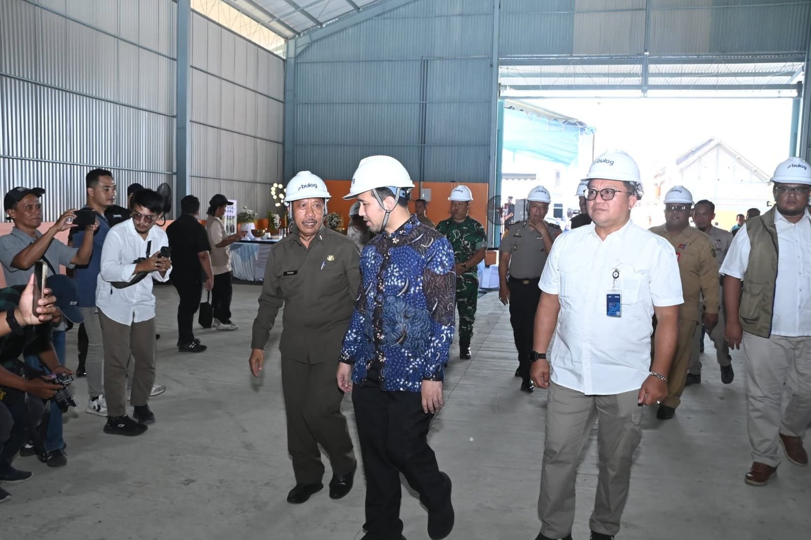 Pj Sekda Trenggalek ST Triadi Admono mendampingi Wakil Gubernur Jawa Timur Emil Elestianto Dardak meresmikan Gudang Bulog Baru di Trenggalek Resmi Beroperasi
