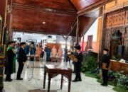 Plt Bupati Tulungagung Ahmad Baharudin saat melantik Sekda Tri Hariadi