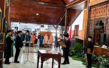 Plt Bupati Tulungagung Ahmad Baharudin saat melantik Sekda Tri Hariadi
