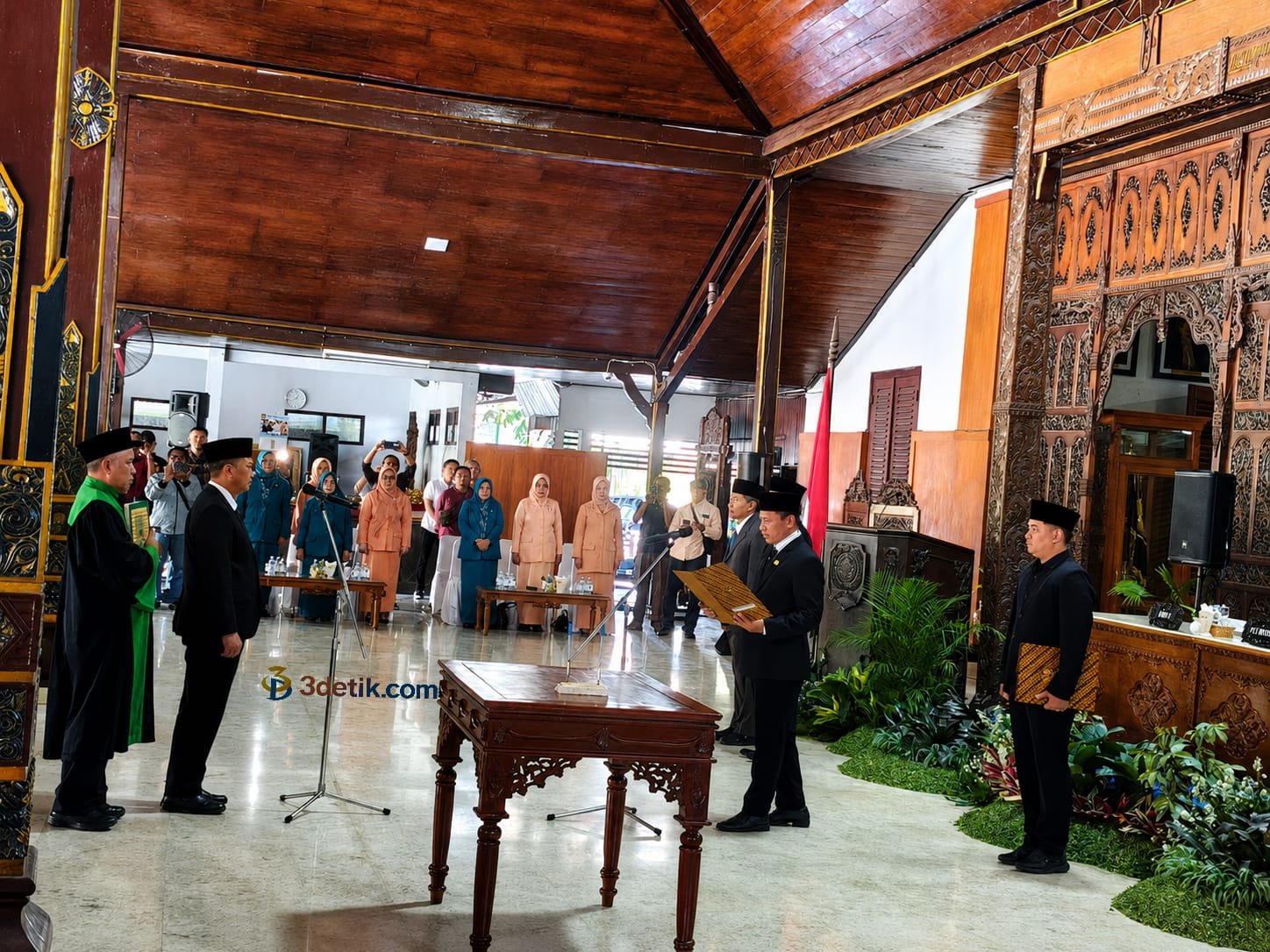 Plt Bupati Tulungagung Ahmad Baharudin saat melantik Sekda Tri Hariadi
