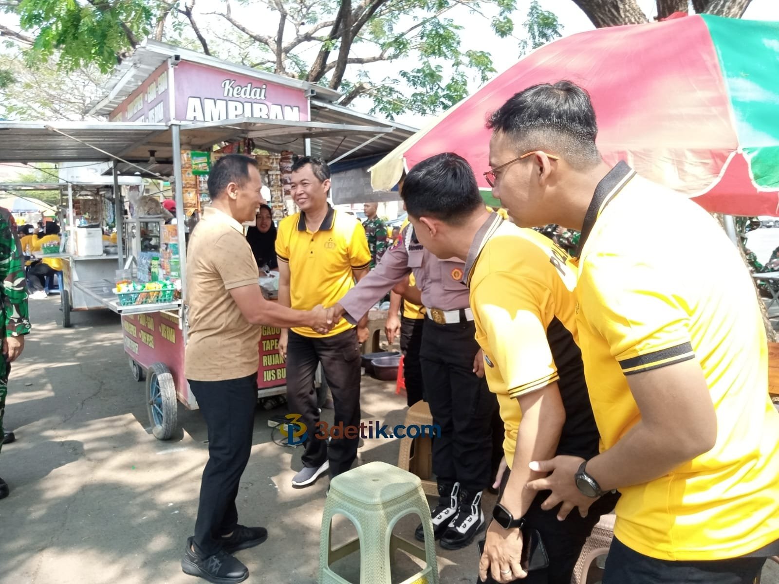 Plt Bupati Tulungagung Ahmad Baharudin saat meninjau Gladi bersih upacara HUT ke-81 dan menyapa para pelaku UMKM