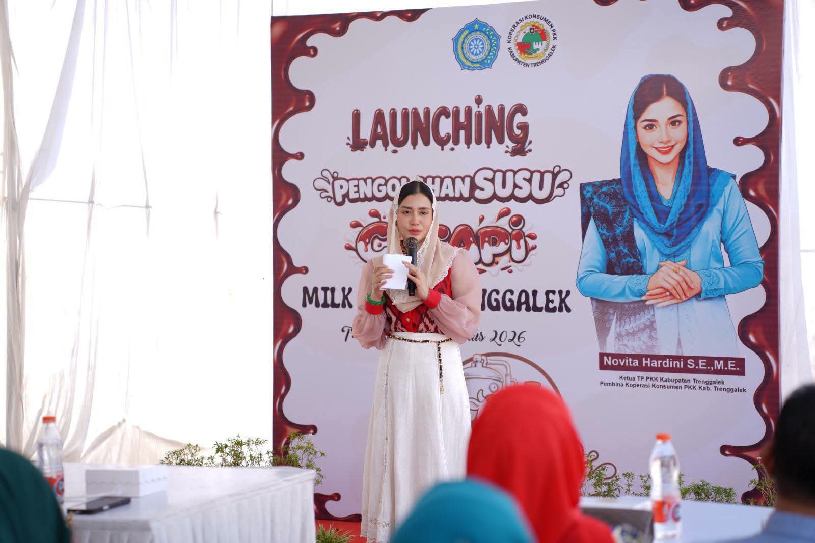 Novita Hardini melaunching Rumah Produksi Susu Cu Ca Pi di Rumah Susu Trenggalek