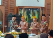 Pemotongan tumpeng oleh Plt Bupati Ahmad Baharudin kemudian diserahkan kepada perwakilan veteran