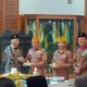 Pemotongan tumpeng oleh Plt Bupati Ahmad Baharudin kemudian diserahkan kepada perwakilan veteran