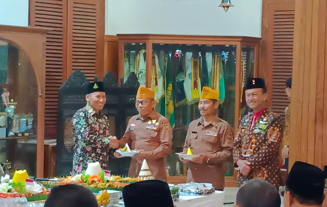 Pemotongan tumpeng oleh Plt Bupati Ahmad Baharudin kemudian diserahkan kepada perwakilan veteran