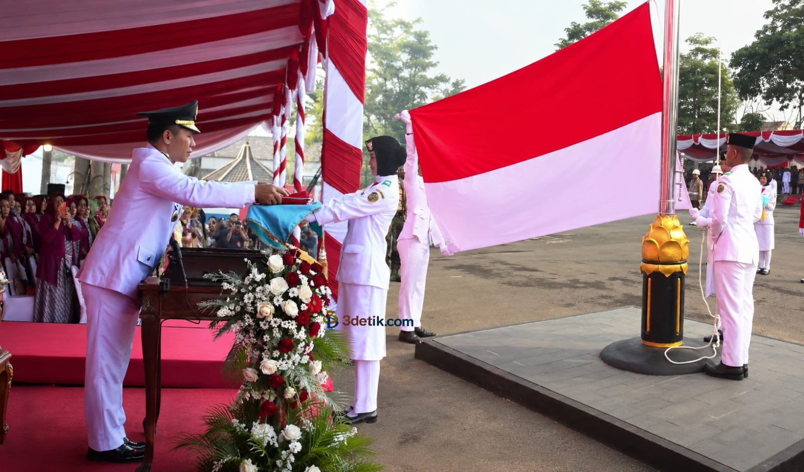 Upacara peringatan HUT ke-81 Kemerdekaan Republik Indonesia, Plt Bupati Tulungagung Ahmad Baharudin, S.M., M.M., sebagai inspektur upacara
