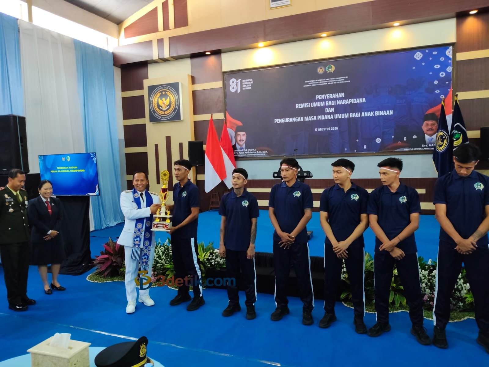 Plt Bupati Tulungagung Ahmad Baharudin menyerahan Surat Keputusan Remisi Umum kepada perwakilan warga di Lapas Kelas IIB