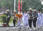 Paskibraka Kabupaten Trenggalek 2026 menjalankan tugas mengibarkan dan menurunkan Sang Merah Putih pada HUT ke-81 Kemerdekaan RI