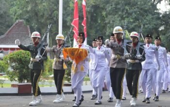 Paskibraka Kabupaten Trenggalek 2026 menjalankan tugas mengibarkan dan menurunkan Sang Merah Putih pada HUT ke-81 Kemerdekaan RI