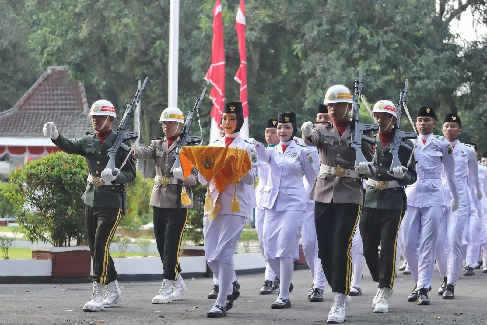 Paskibraka Kabupaten Trenggalek 2026 menjalankan tugas mengibarkan dan menurunkan Sang Merah Putih pada HUT ke-81 Kemerdekaan RI