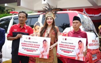 Anggota DPR RI Dapil VII Jawa Timur, Novita Hardini, SE., ME., menyerahkan Dua unit ambulans siaga dari program Novita