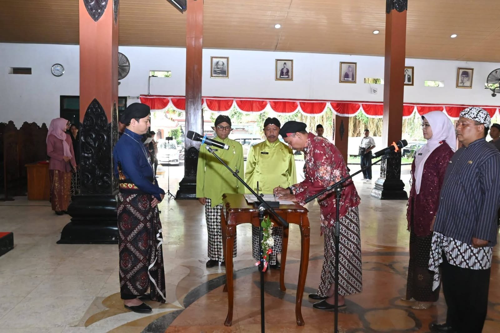 Bupati Trenggalek Mochamad Nur Arifin melantik 62 pejabat administrator dan pengawas di lingkungan Pemkab