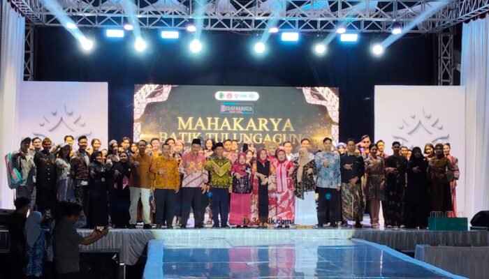 Mahakarya Batik Tulungagung Meriah, Plt Bupati: Jadilah Duta Batik Ngrowo!