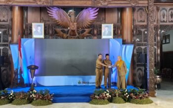 Plt Bupati Tulungagung, Ahmad Baharudin didampingi Sekda Tri Hariadi dan Kepala DPMPTSP Dra. Imro'atul Mufidah, M.Si.,
