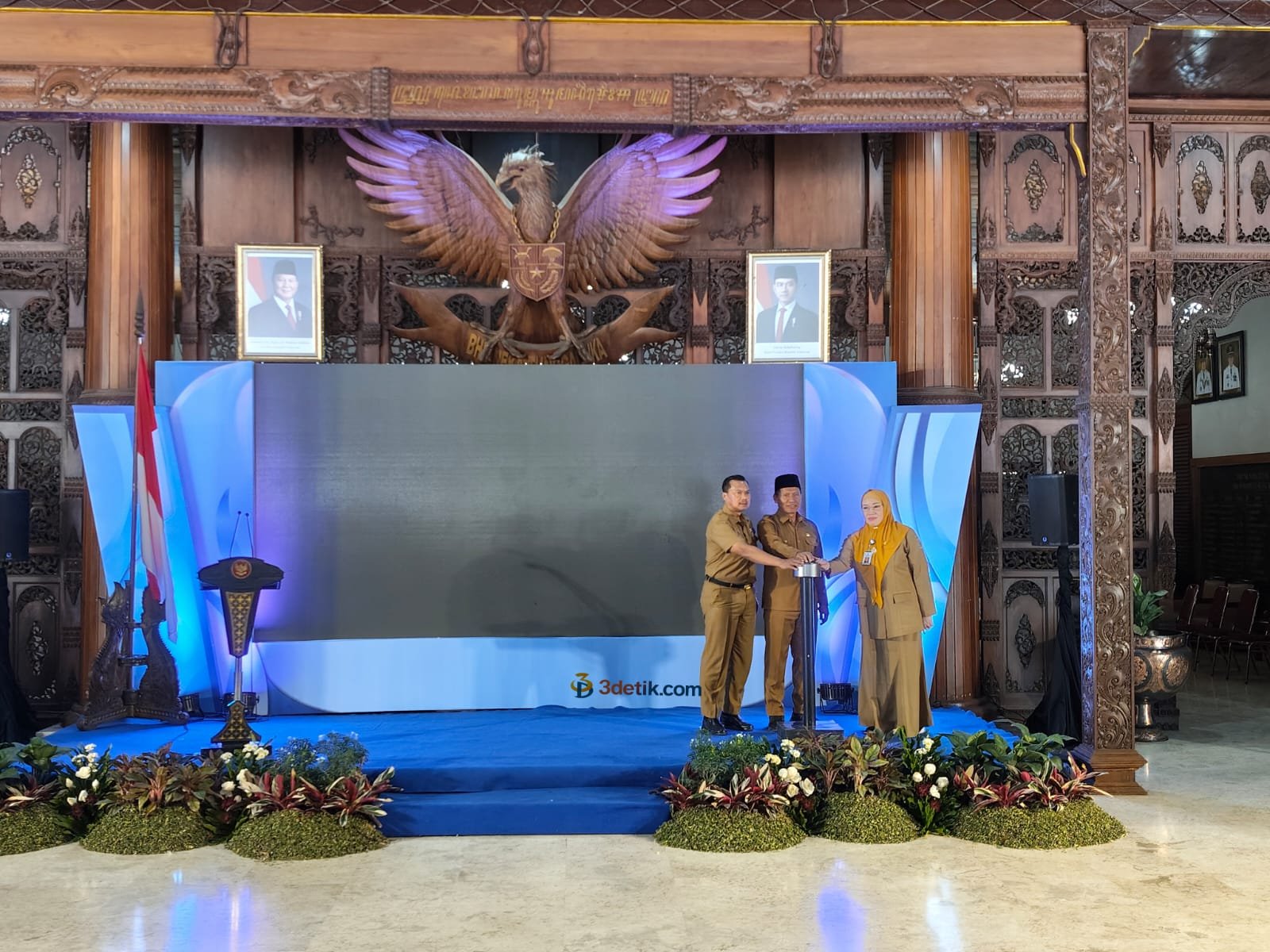 Plt Bupati Tulungagung, Ahmad Baharudin didampingi Sekda Tri Hariadi dan Kepala DPMPTSP Dra. Imro'atul Mufidah, M.Si.,