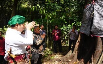 Bupati Trenggalek Mochamad Nur Arifin Selimuti Pohon dengan Batik