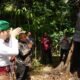 Mas Ipin Selimuti Pohon dengan Batik, Pesan Kuat untuk Jaga Alam Trenggalek