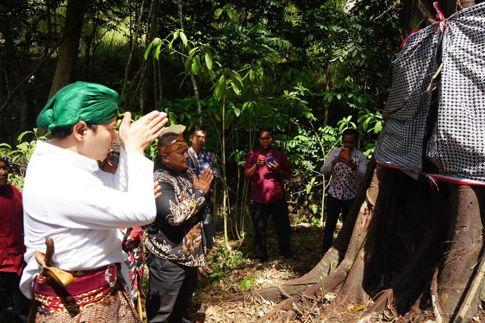 Bupati Trenggalek Mochamad Nur Arifin Selimuti Pohon dengan Batik