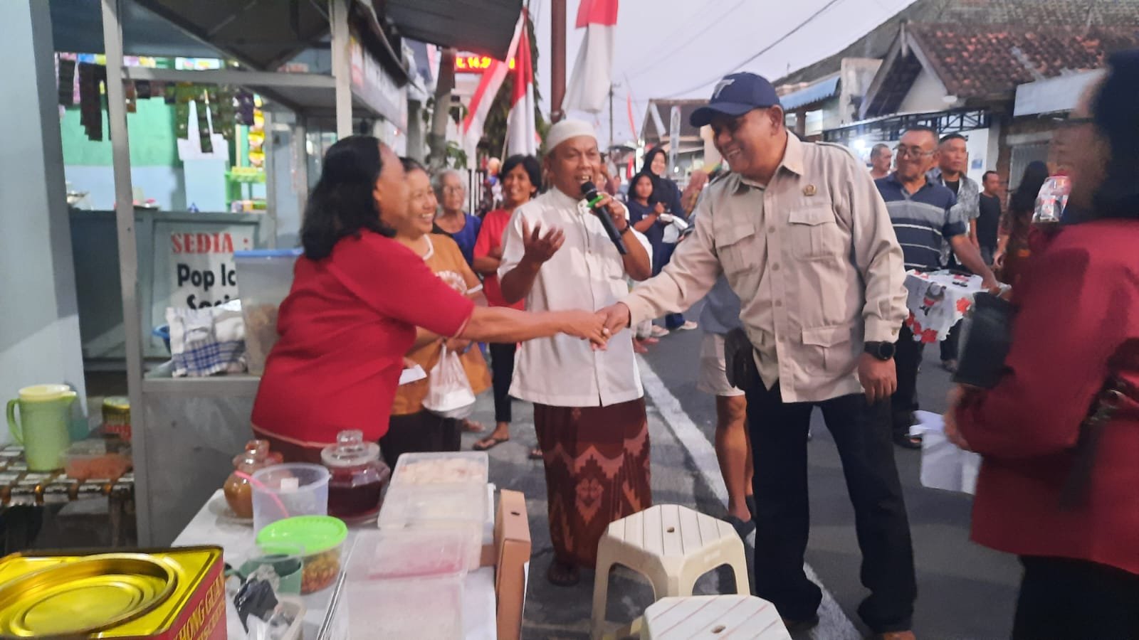 Tan Ngi Hing sedang Keliling inspeksi ke Semua Peserta UMKM