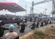 Ribuan warga memadati sepanjang jalan Desa Sidodadi hingga Kantor Kecamatan Garum