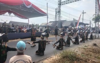Ribuan warga memadati sepanjang jalan Desa Sidodadi hingga Kantor Kecamatan Garum