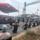 Ribuan warga memadati sepanjang jalan Desa Sidodadi hingga Kantor Kecamatan Garum