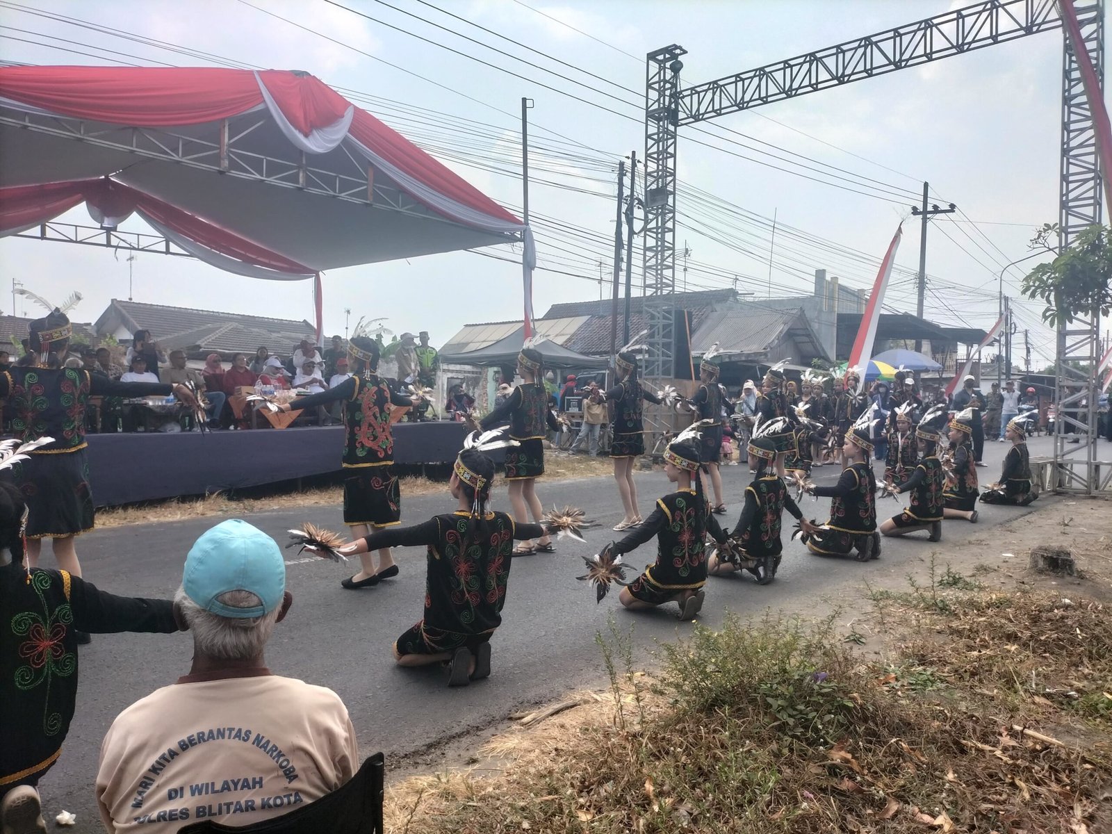 Ribuan warga memadati sepanjang jalan Desa Sidodadi hingga Kantor Kecamatan Garum