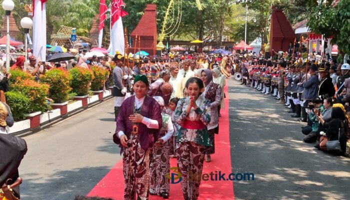 Mas Ipin Nyeker di Tengah Terik, Begini Makna “Hambeging Bumi” di Hari Jadi Trenggalek