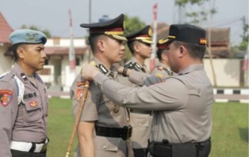 Kompol A. Rizky Fardian Caropeboka, S.I.K., M.Si., menyerahkan jabatan Wakapolres kepada Kompol Febby Pahlevi Rizal, S.I.K., M.Si.