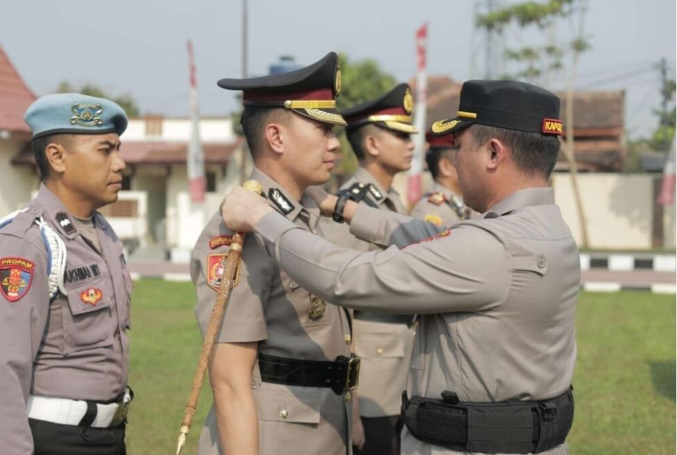 Kompol A. Rizky Fardian Caropeboka, S.I.K., M.Si., menyerahkan jabatan Wakapolres kepada Kompol Febby Pahlevi Rizal, S.I.K., M.Si.