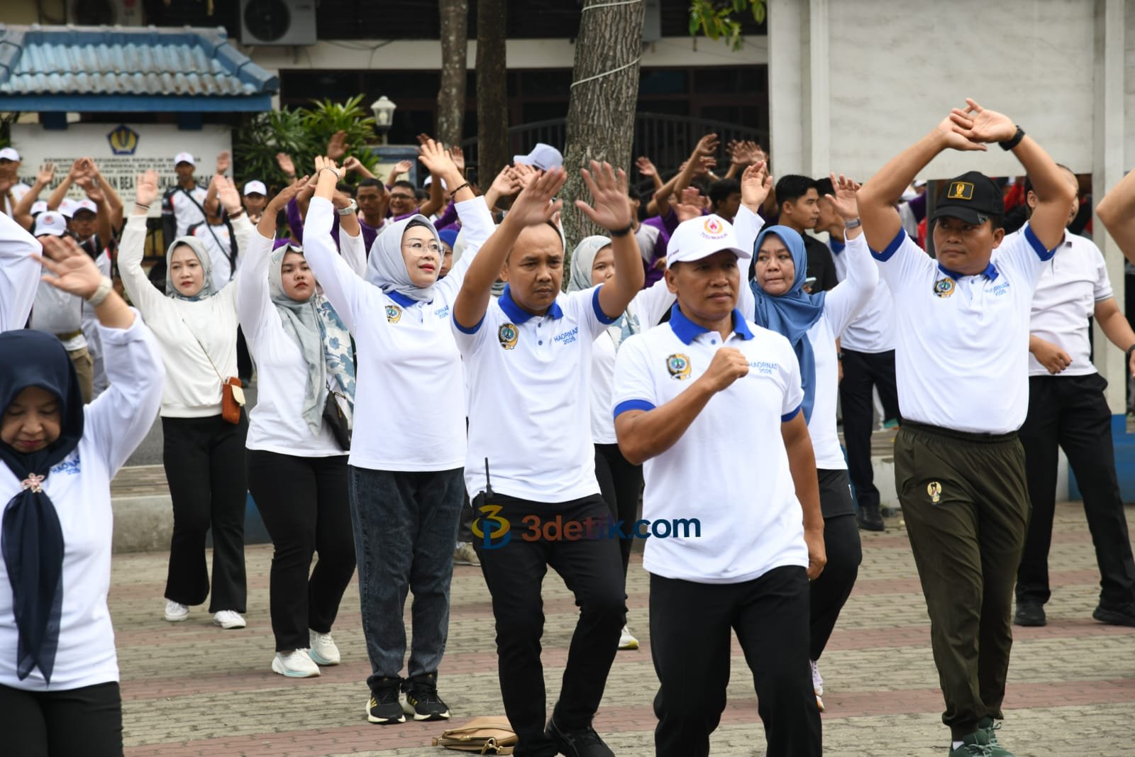Plt Bupati Tulungagung Ahmad Baharudin memimpin Apel Haornas ke-43 di halaman Kantor Pemkab