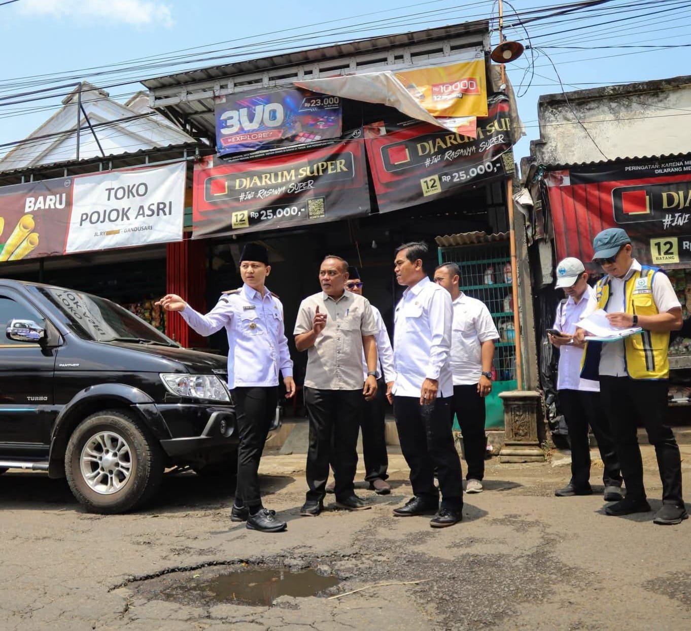 Bupati Trenggalek Mochamad Nur Arifin didampingi Plt Kepala Dinas PUPR Trenggalek, Anjang Purwoko ruas jalan Krandekan-Gandusari, Kecamatan Gandusari