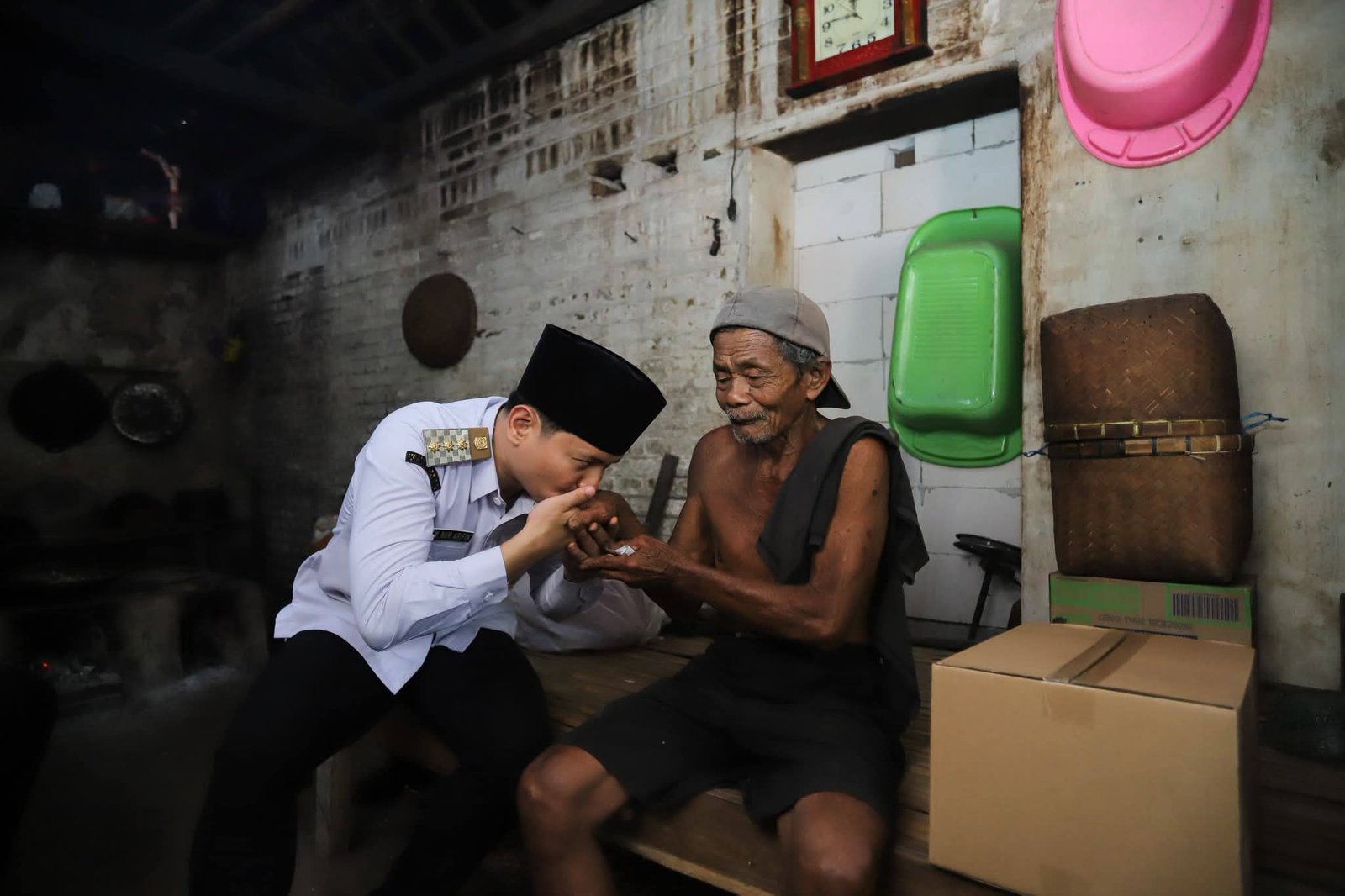 Bupati Trenggalek Mochamad Nur Arifin dan jajarannya mendatangi 7 warga di tiga desa, yakni Krandekan, Melis, dan Widoro