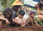 Bukan Sekadar Main Tanah, Anak TK di Depok Belajar Jadi Petani Sehari